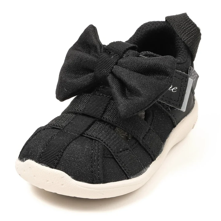 黒い生地に大きなリボンがあしらわれた子供用のサンダル