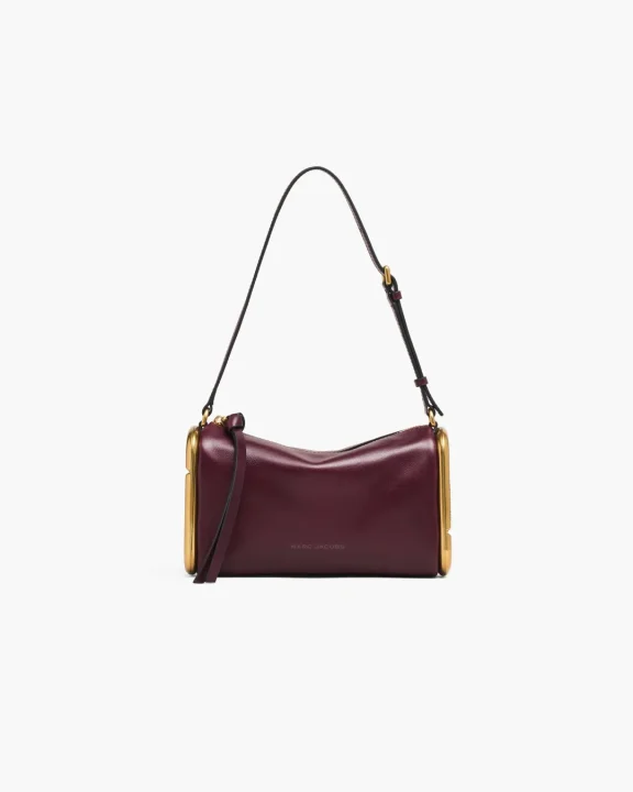 ボルドー色のショルダーバッグ