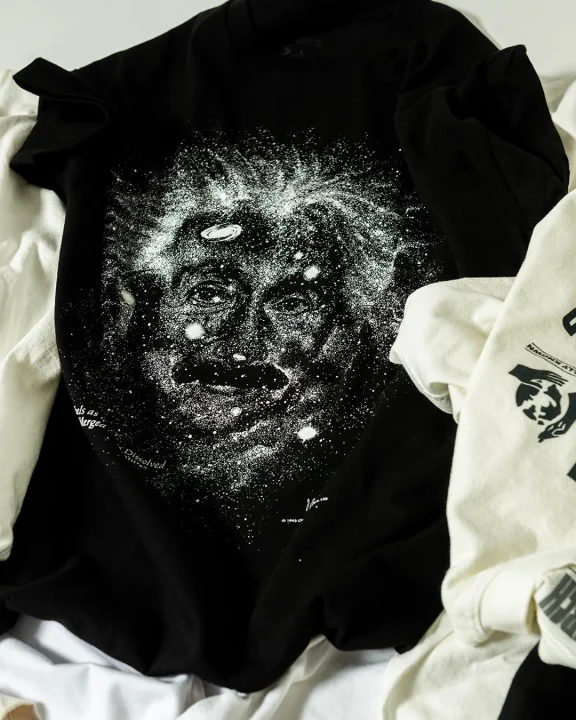 アインシュタインの顔がプリントされたTシャツ