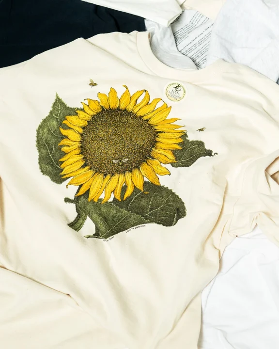 ひまわりとミツバチが描かれたTシャツ