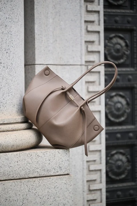 グレージュのハンドバッグ