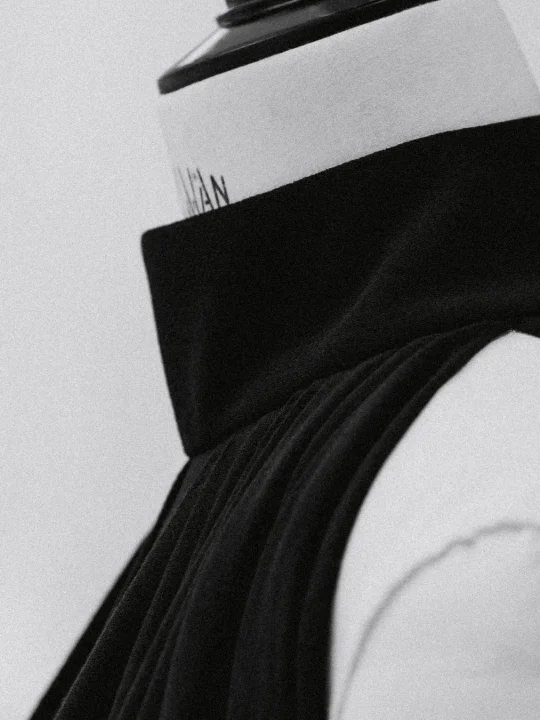 マネキンに布地をドレープさせる様子