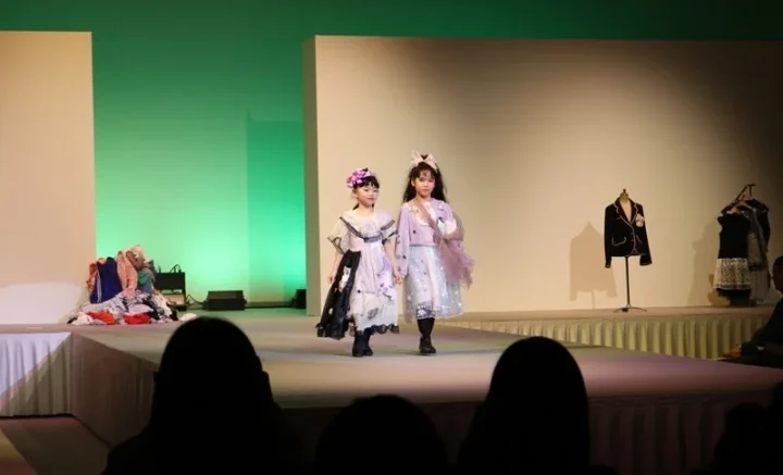 ドレスを着た子供モデル