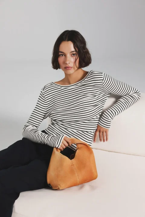 女性とオレンジバッグ