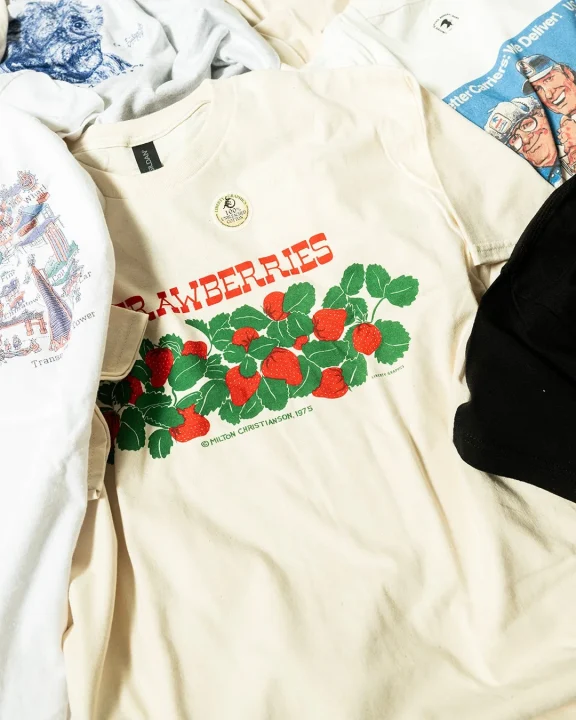 いちごのイラストがプリントされたTシャツ