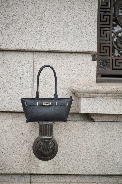 黒いハンドバッグ