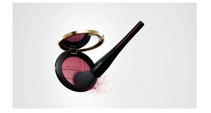 ピンク色のチークパウダーと専用のメイクブラシ