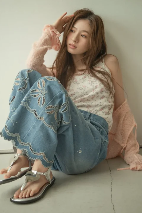 ピンクカーディガンと花柄トップス、デニムパンツ