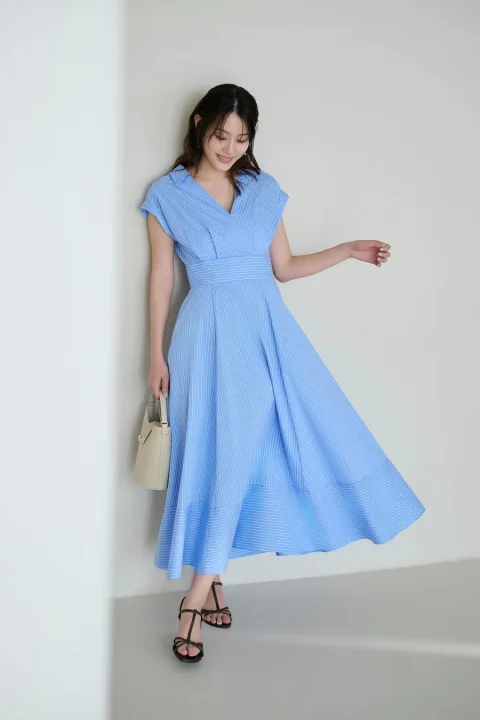 水色ストライプワンピース、全身