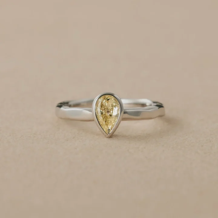 洋梨型イエローダイヤモンドリング