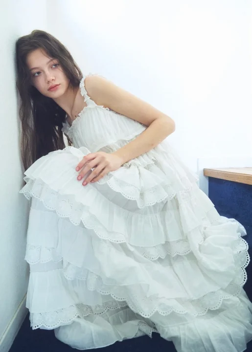 白いドレスのモデル