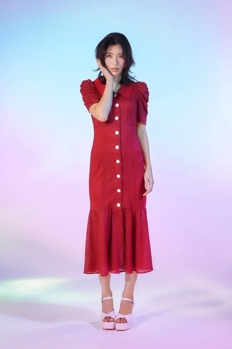 赤いマーメイドラインドレスの女性