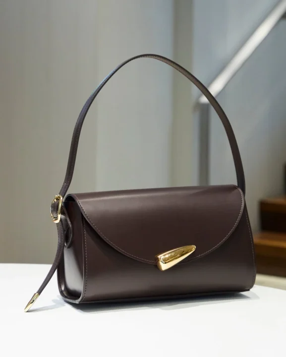 ダークブラウンの革製ショルダーバッグ