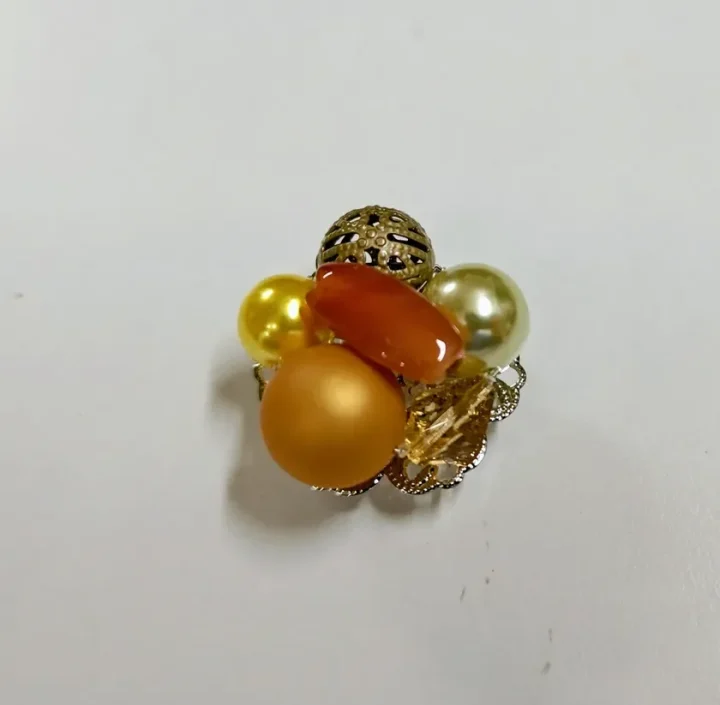 多素材を組み合わせた上品なアクセサリー