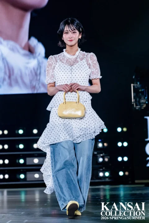 ドット柄ワンピースのモデル