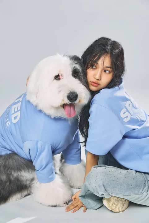 お揃いの服を着た女性とオールドイングリッシュシープドッグ