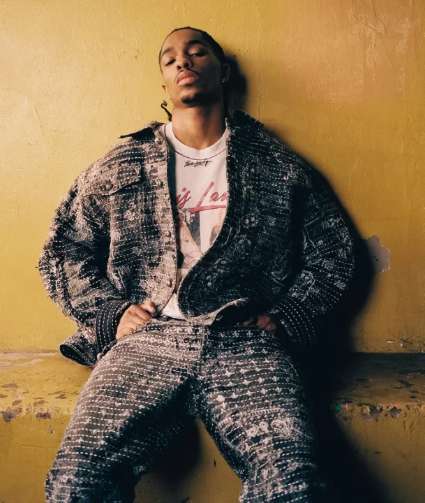 柄物ジャケットを着た男性