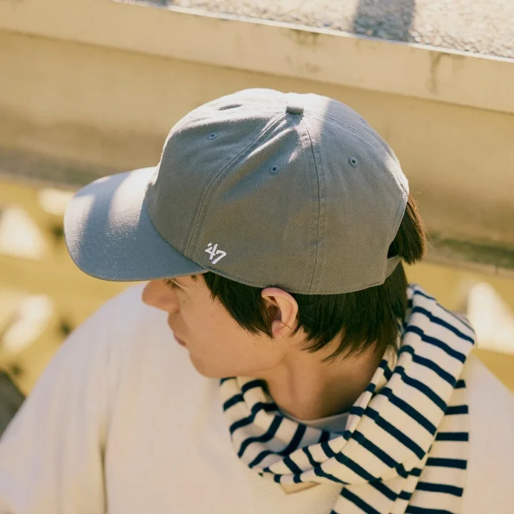 グレーのキャップの男性の横顔