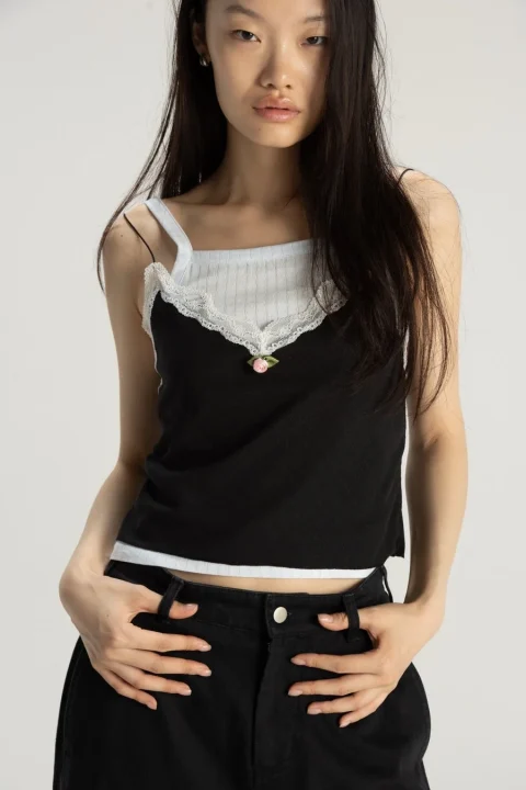 女性モデル、キャミソール