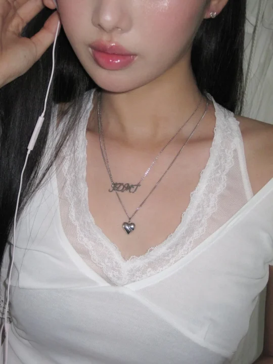 ネックレスを着用した女性のクローズアップ