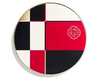 赤、黒、白の幾何学模様が特徴的な丸いコンパクトケース