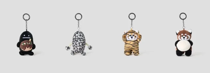 4種類の個性的なぬいぐるみキーホルダーが並べられた画像