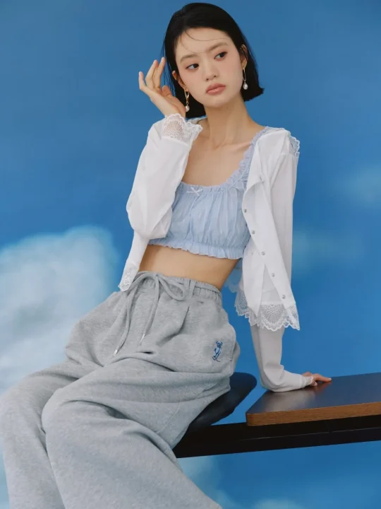 座ってポーズをとる女性