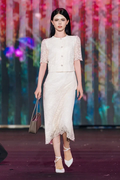白いレースのツーピースを着たモデル
