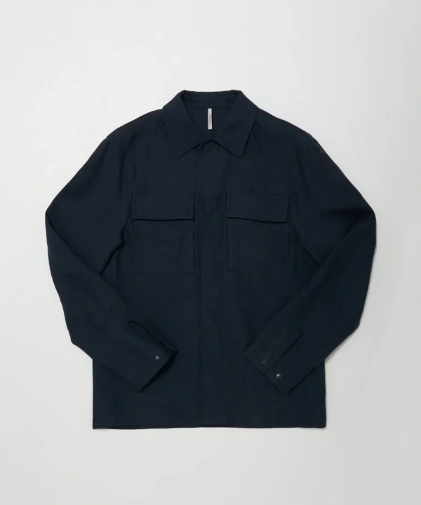 ネイビーの長袖シャツ