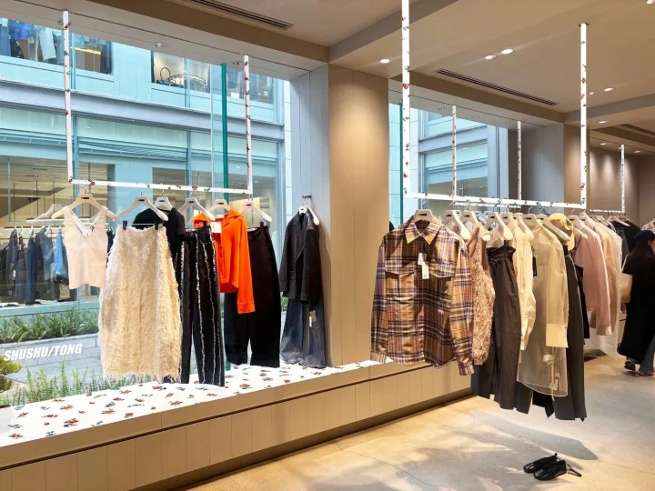 モダンなアパレルショップの店内