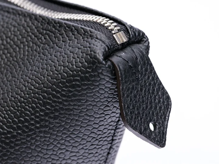 黒い革製バッグのクローズアップ