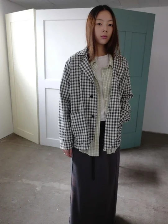 チェック柄ジャケットの女性