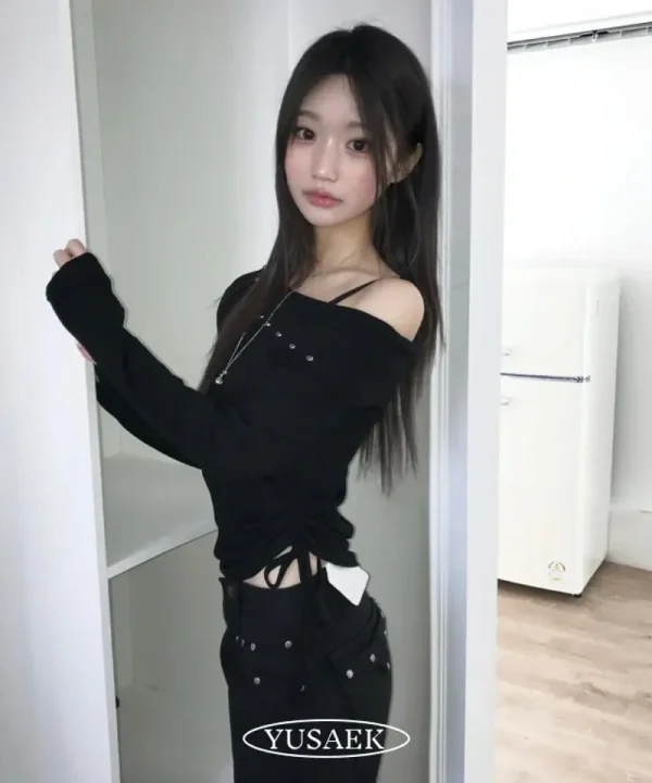 黒いオフショルダートップと黒パンツのコーディネート