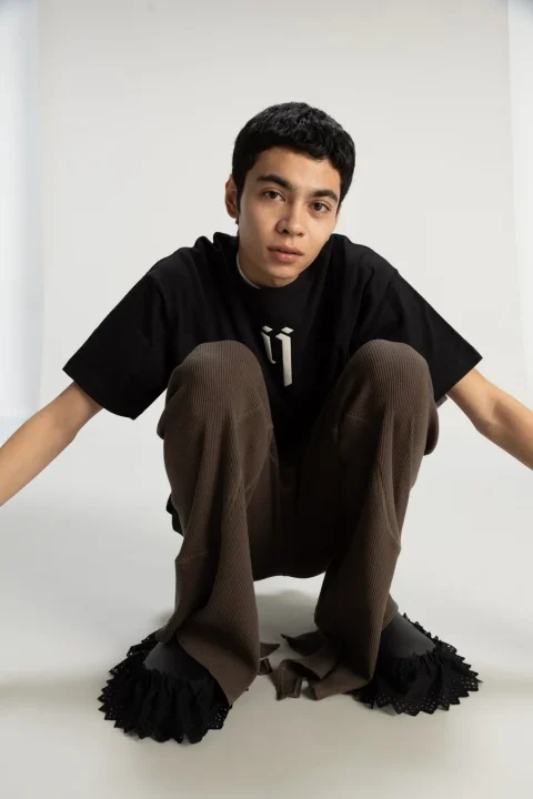 男性モデル、しゃがむ