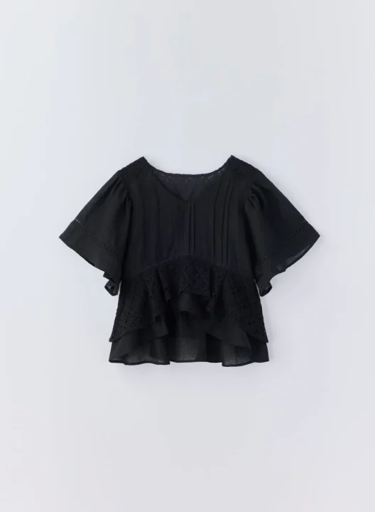 黒のレースブラウス