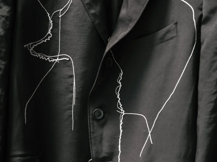 ひび割れ刺繍 三つボタン タブジャケット クローズアップ