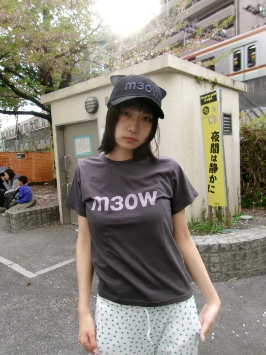 女性、日本人、ストリートファッション、猫耳キャップ、m3ow、Tシャツ、柄パンツ、公園、都市、桜、電車、春、カジュアル