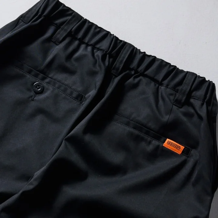 背面ポケットのUNIVERSAL OVERALLネームタグ