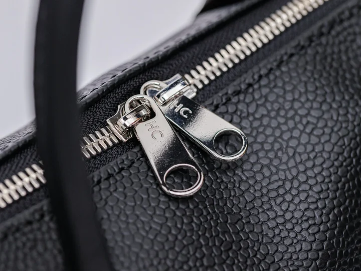Hervé Chapelierのバッグのジッパー部分