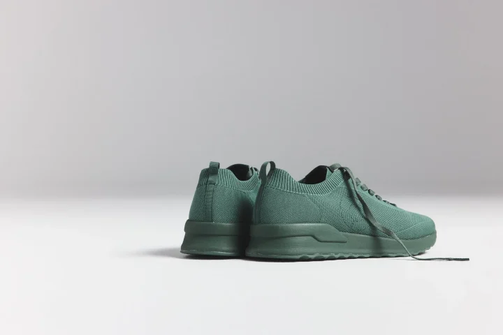 グリーンのスニーカー