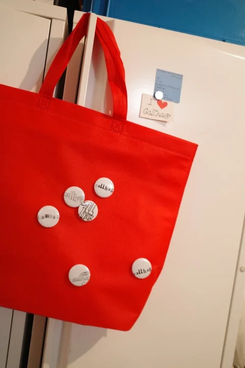 赤いトートバッグとバッジ