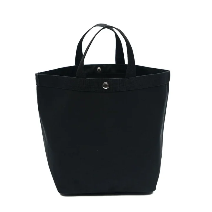 シンプルなデザインの黒いトートバッグ