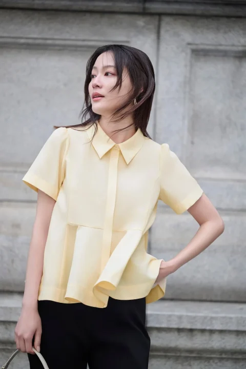 黄色ブラウスと黒パンツ