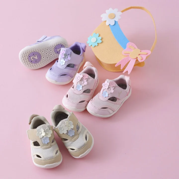 花飾りが可愛らしいベビーシューズが3色並べられている
