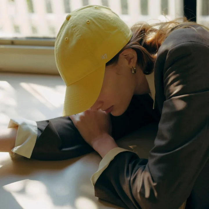 黄色のキャップの女性の横顔