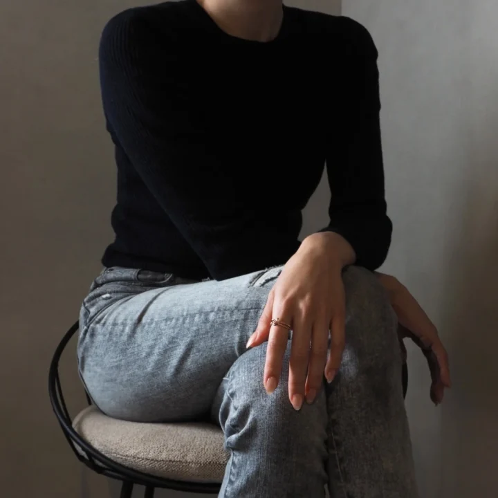 黒い服を着た人物が着用するリング