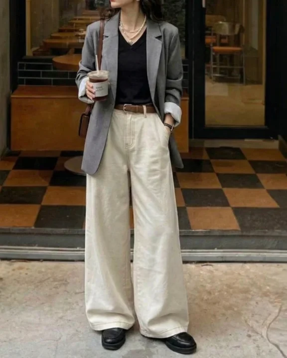 ベージュのワイドパンツとブレザーのきれいめカジュアル
