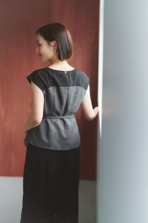 バイカラーブラウスとレーススカートの後ろ姿