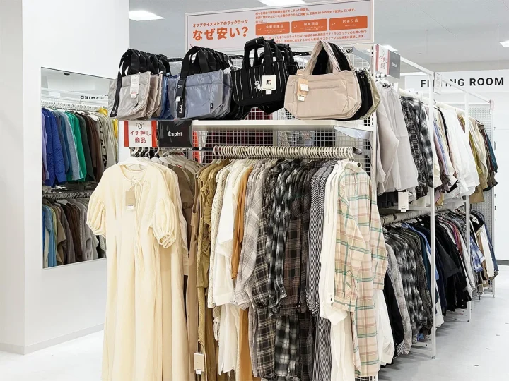 店舗内の様子と試着室