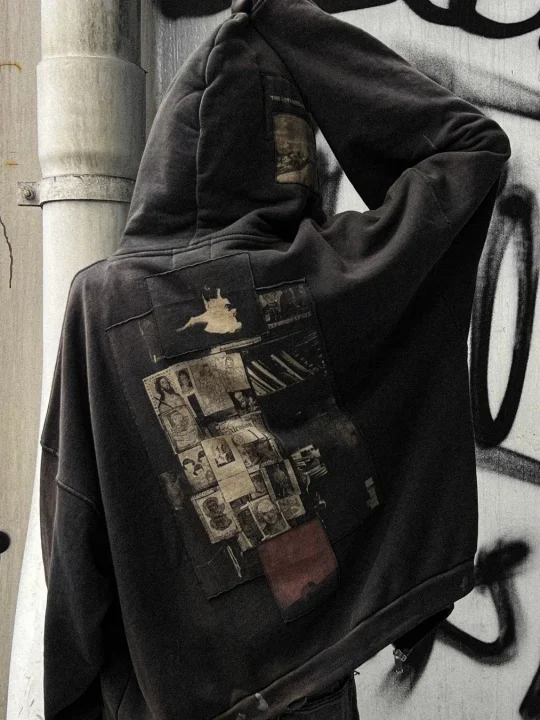 パッチワークデザインのフーディー背面